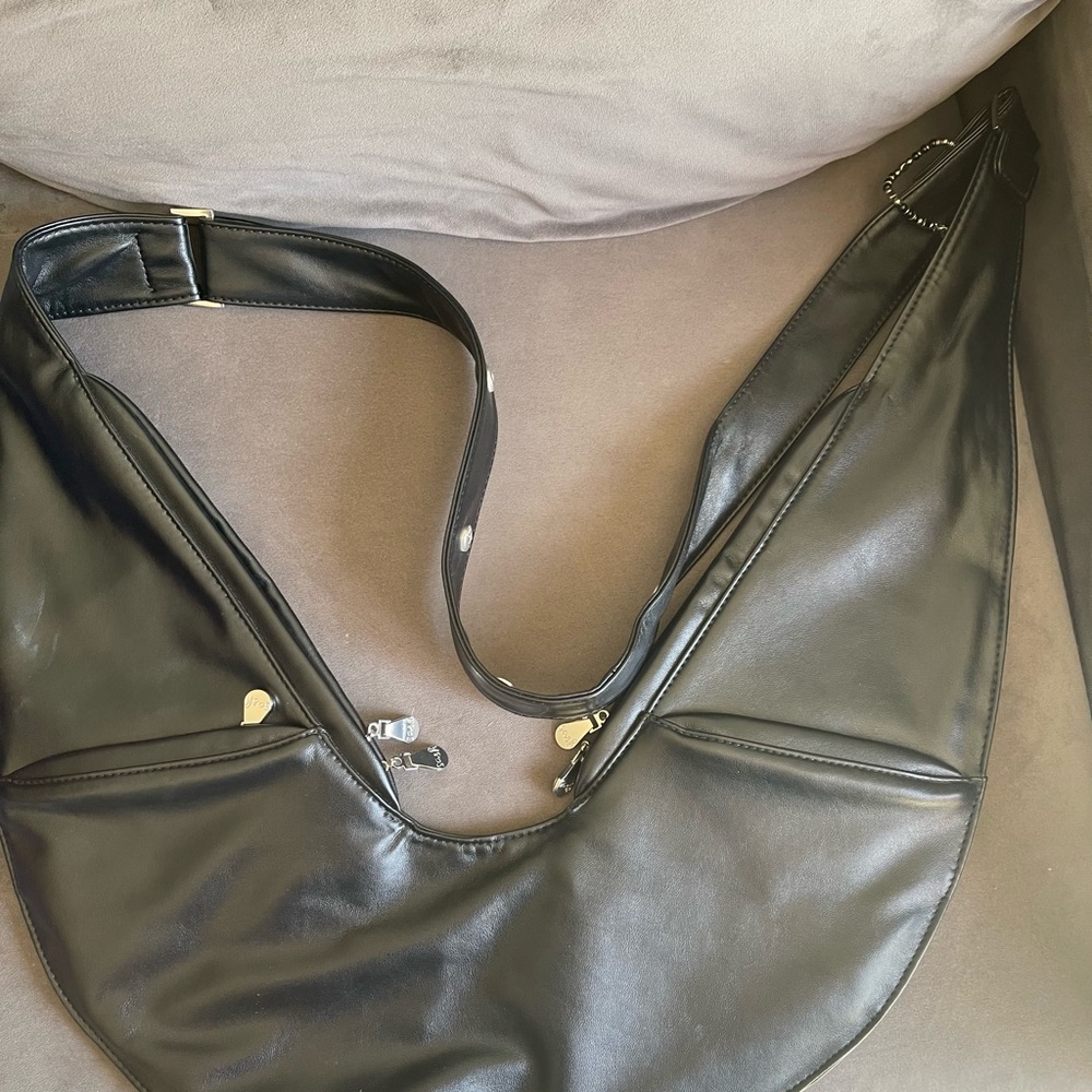 Elegant Black Faux Leather Crossbody Bag - Picture 2 of 3